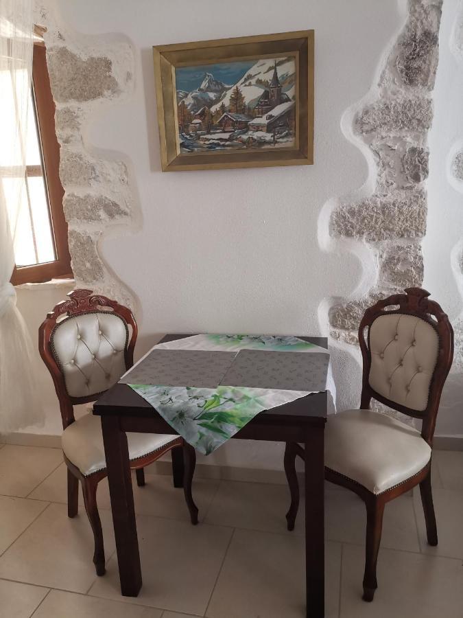 Apartment Martin - 10 Mt To The Beach Rovinj Exterior photo