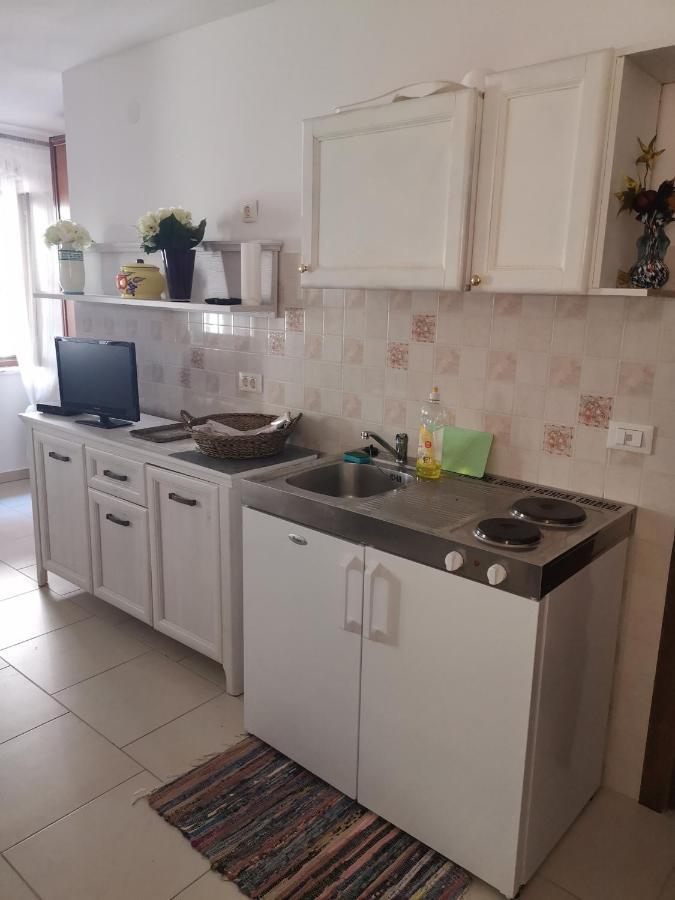 Apartment Martin - 10 Mt To The Beach Rovinj Exterior photo